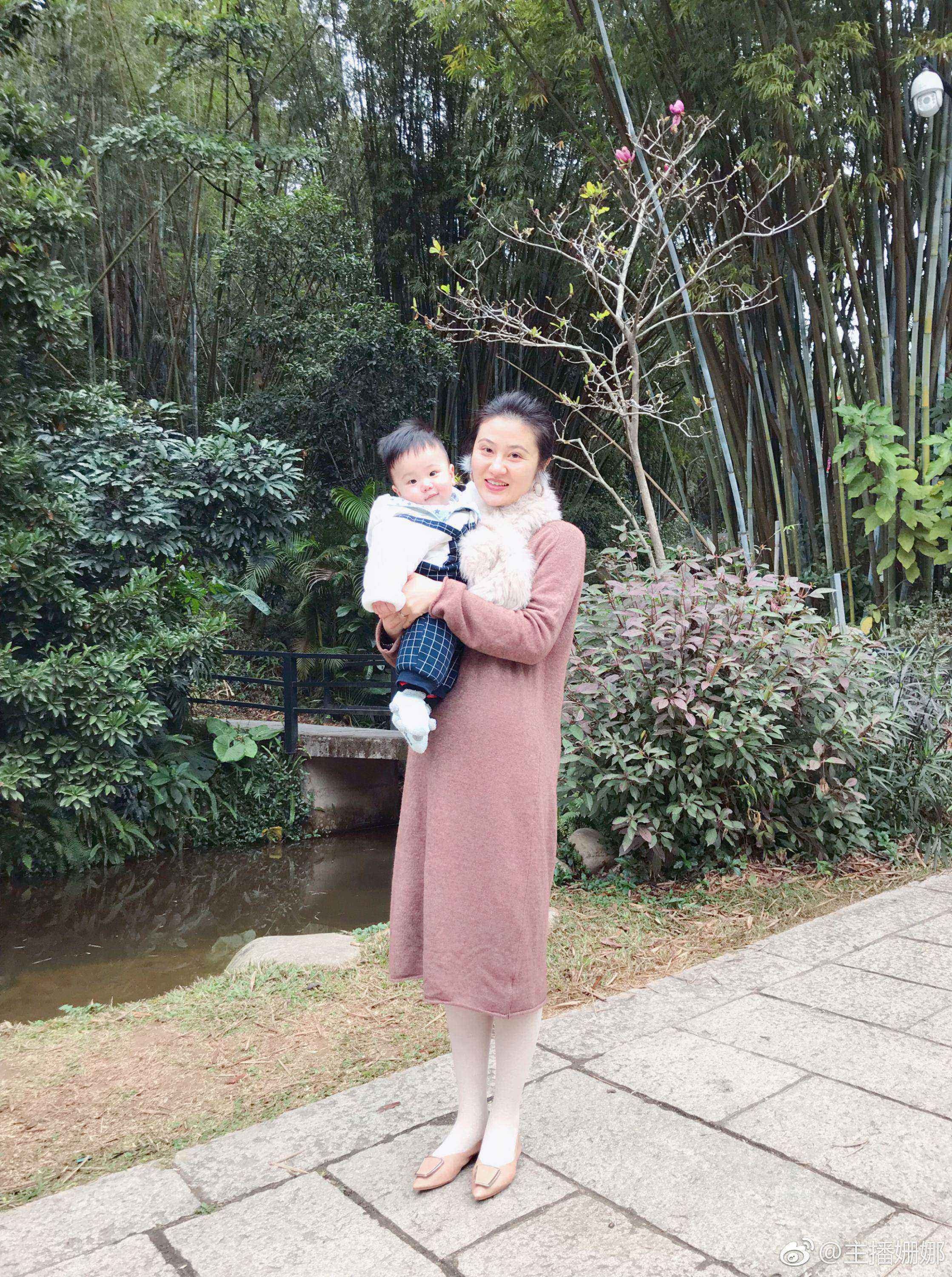 坐姿特写，双腿交叠，丝袜微光与素颜神情交织出低调的性感韵味