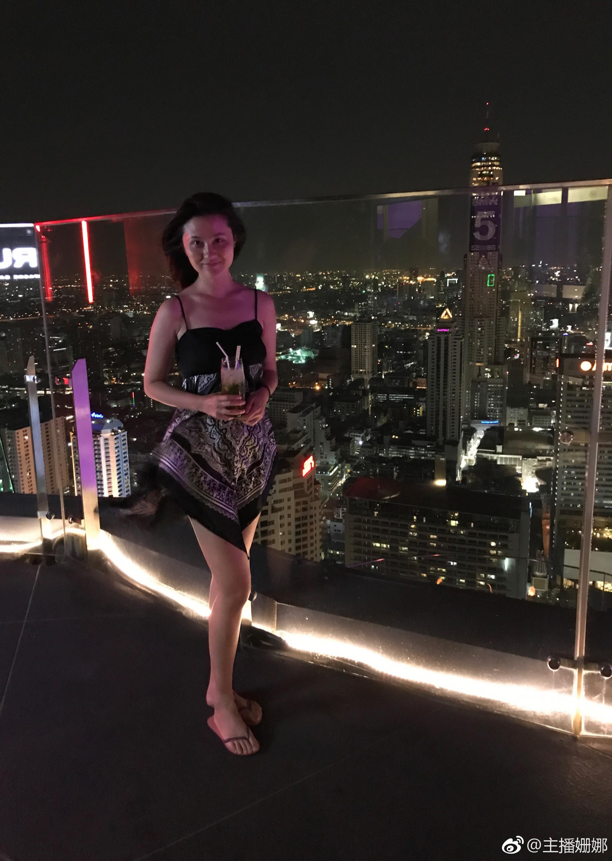 整体造型定格，姗娜站姿挺拔，素颜与着装搭配诠释简约高级感