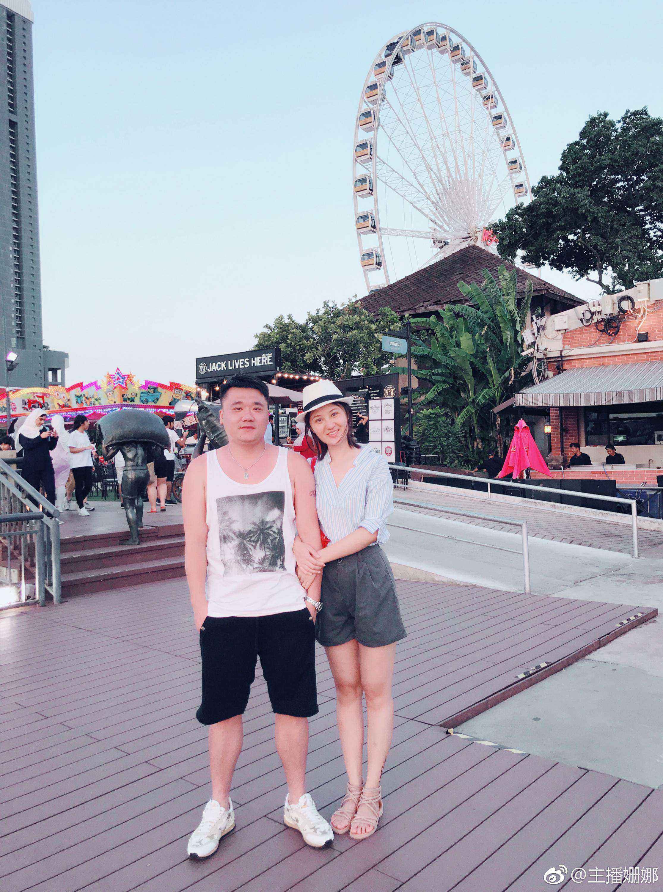 回首瞬间捕捉，发丝微扬，自然光下素颜皮肤与整体氛围柔和统一