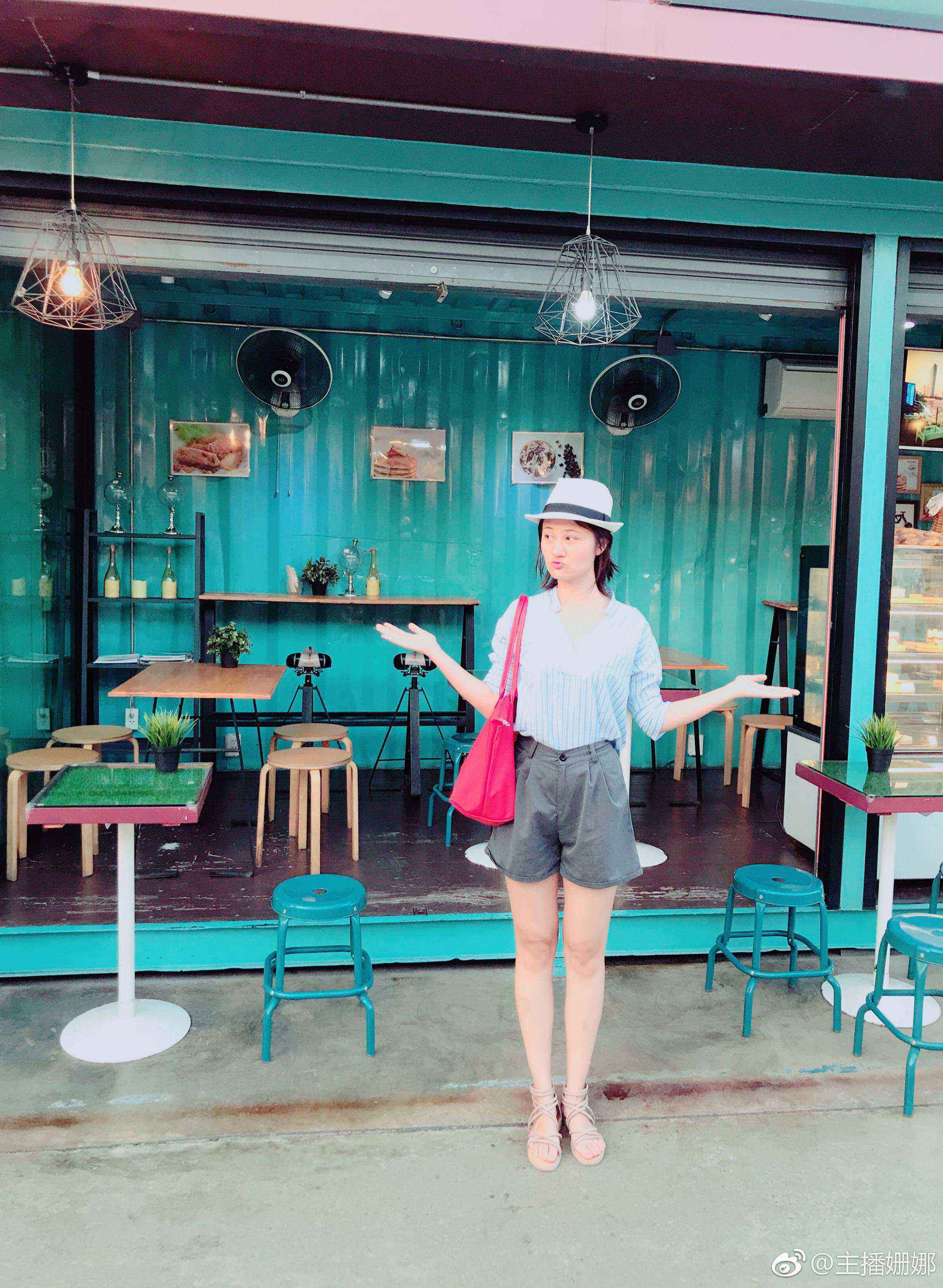 结束拍摄前的放松一刻，姗娜姿态随意，流露出真挚动人的自然气息