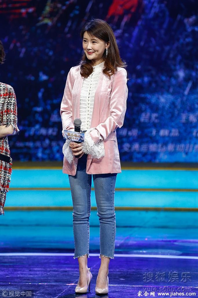 甘薇坐姿优雅，白丝袜与牛仔短裤的搭配简约时尚，眼神清澈望向远方