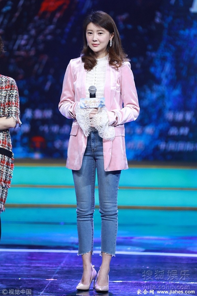 甘薇整体造型清爽，白丝袜与修身牛仔裤凸显曼妙下身曲线，姿态放松自然