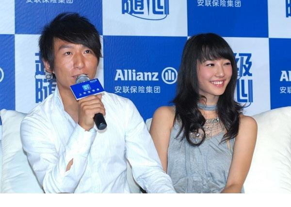 陈羽凡白百何与年幼的儿子元宝在镜头前绽放幸福笑容