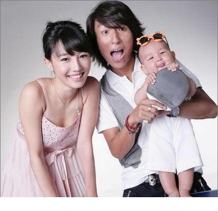 白百何注视着前夫与儿子的有爱互动神情温和