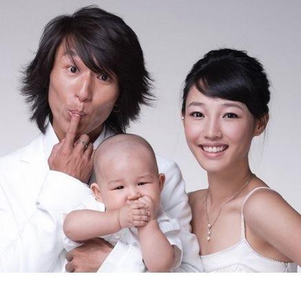 陈羽凡与儿子元宝在校门口嬉戏打闹充满童趣