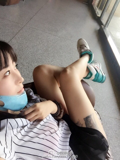 吕帅希身着精致短裙侧身而立，裙摆下修长笔直的美腿线条流畅，肌肤白皙透亮