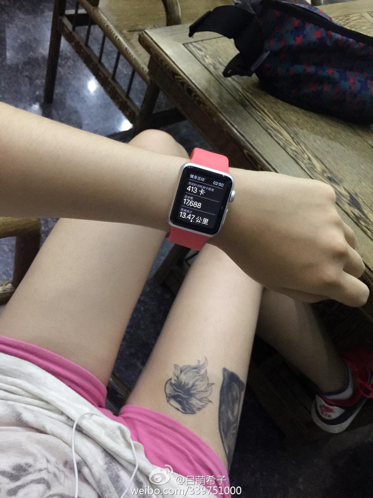 吕帅希坐姿优雅，短裙下白皙的双腿自然地交叠，展现出动人的腿部线条