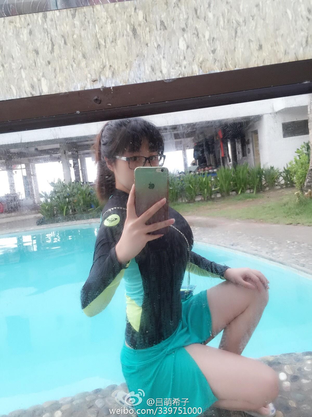 吕帅希展现都市时尚风采，修长双腿在短裙衬托下成为画面中最吸睛的焦点