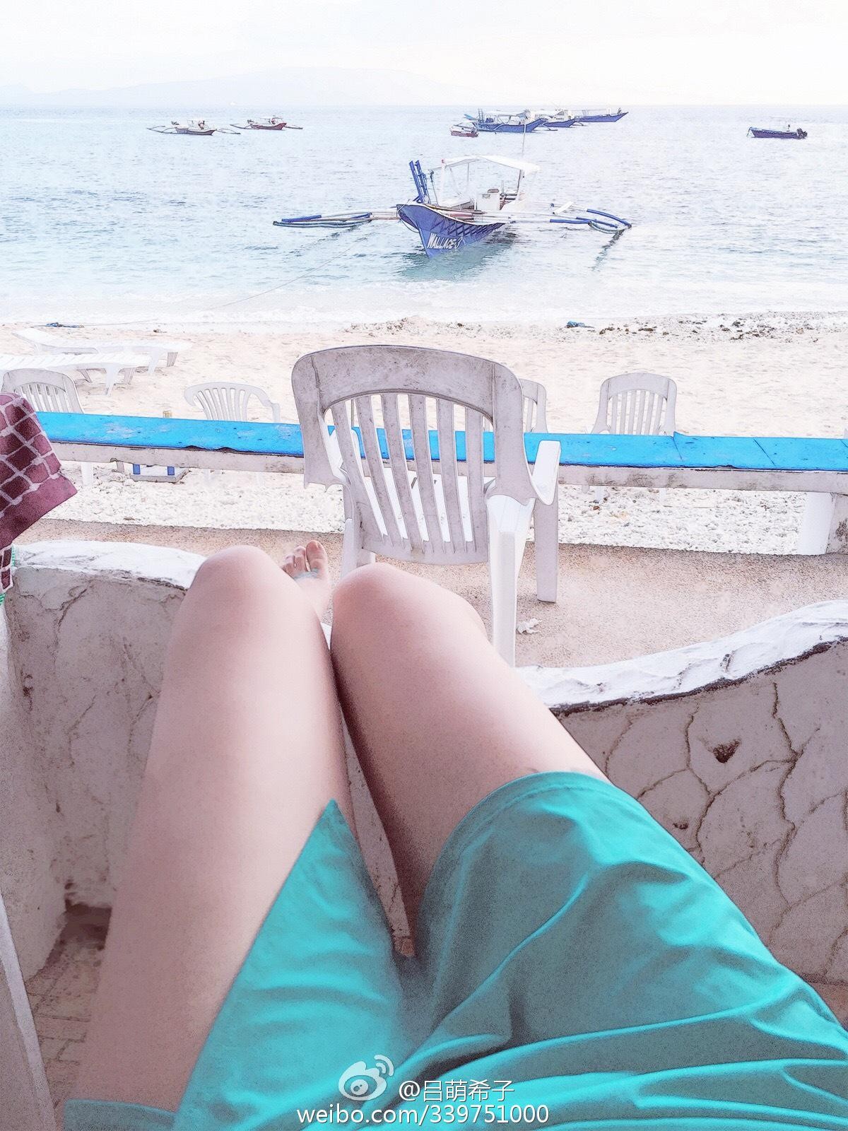 吕帅希漫步于都市街头，短裙与长腿的搭配时尚感十足，步伐间尽显自信魅力