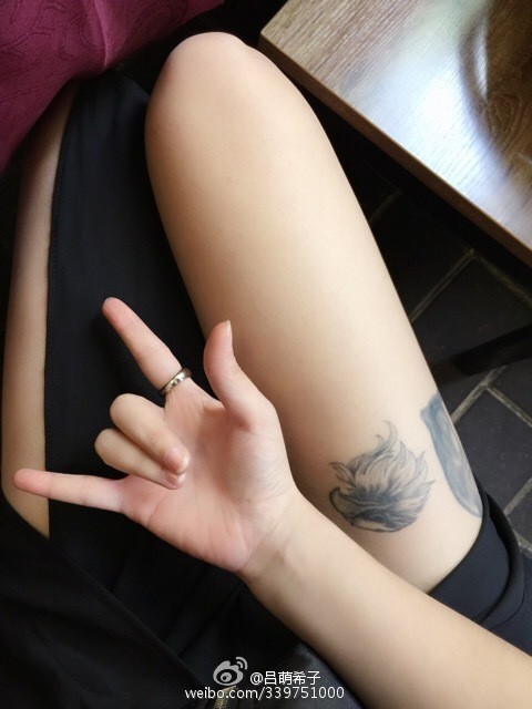 吕帅希背影亦动人，短裙设计凸显腿部优美曲线，从脚踝到大腿的线条流畅如画