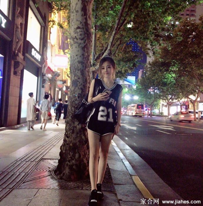 冯提莫身着黑丝袜的时尚造型，展现修长美腿