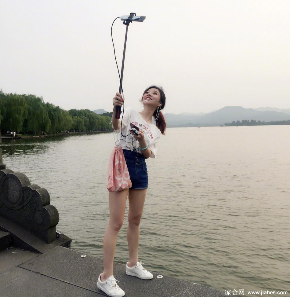 冯提莫清新自然的素颜模样，展现真实自我