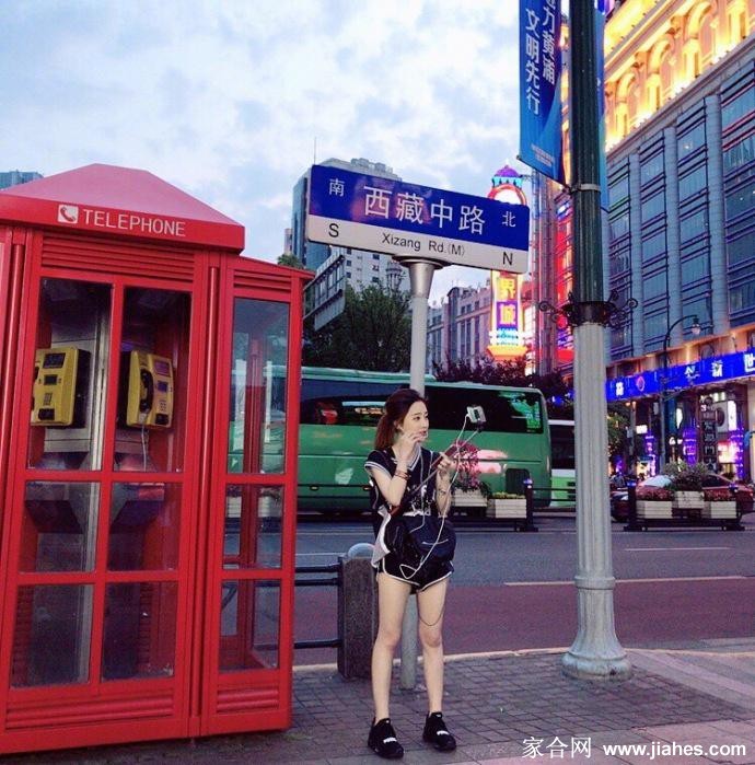 冯提莫脚踩恨天高，气场全开，彰显自信魅力