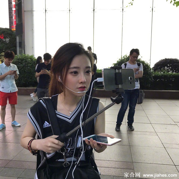 冯提莫身穿超短裙，青春活力，俏皮动人