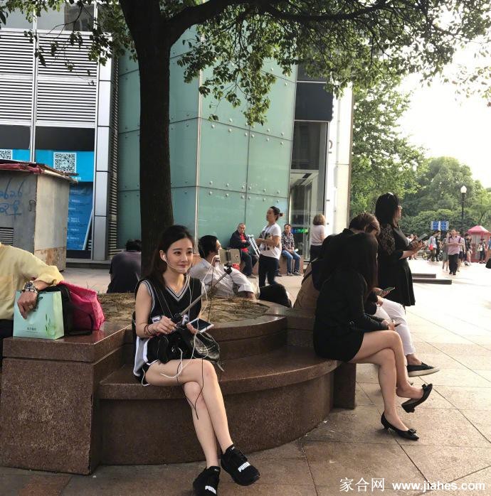 冯提莫纤细脚丫特写，精致柔美，细节之处见真章