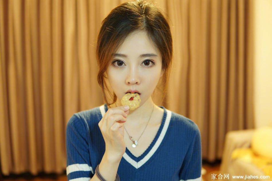 冯提莫紧身裤造型，勾勒完美曲线，时尚动感