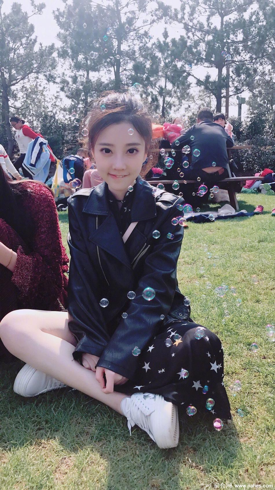 冯提莫秀出大白腿，肌肤胜雪，光彩照人