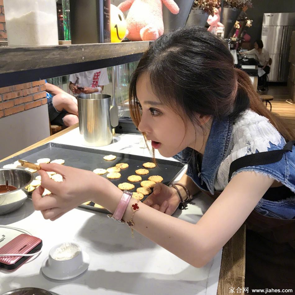 冯提莫时尚大片，光影交错，尽显高级质感