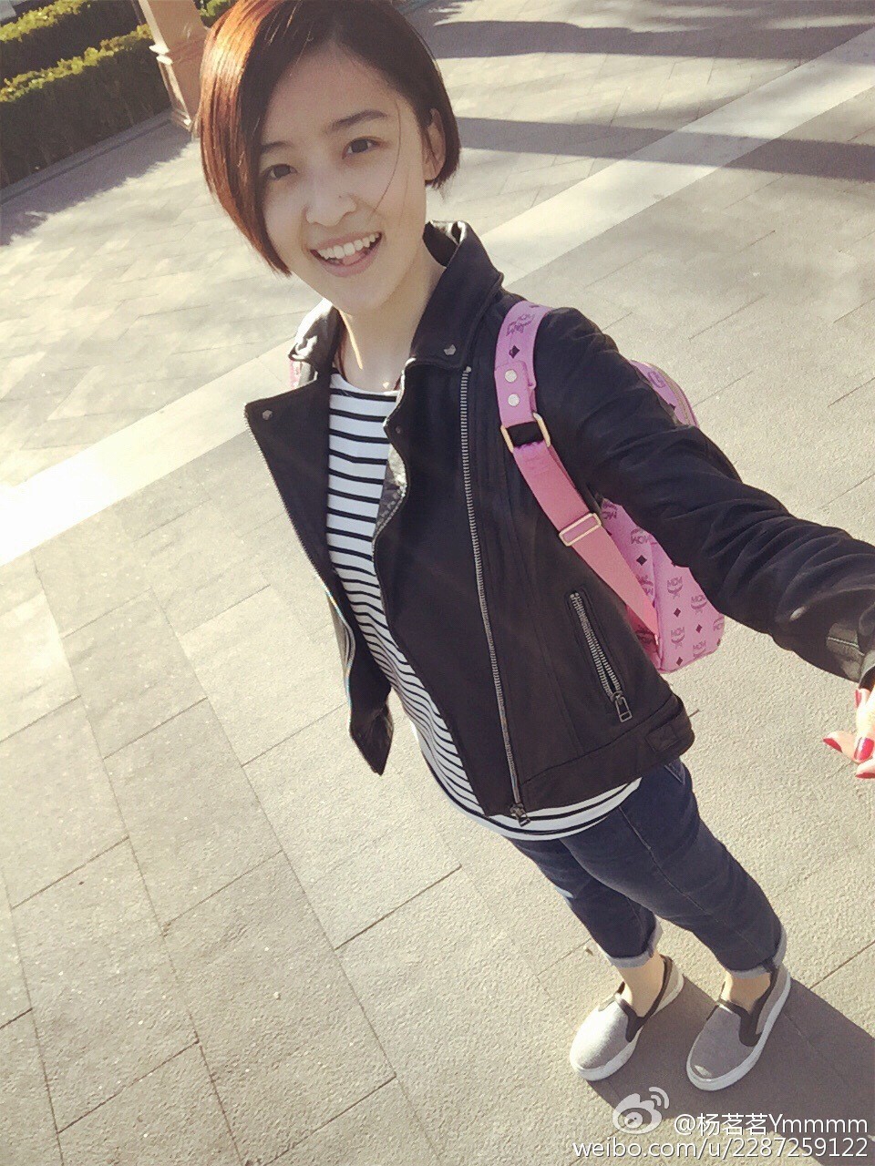 杨茗茗素颜坐于沙发，双腿自然交叠，眼神温柔望向镜头，尽显居家时刻的松弛与恬静。