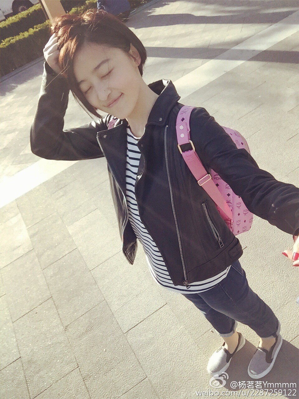 杨茗茗侧身倚靠，一手轻托脸颊，丝袜勾勒出腿部线条，展现沉思与柔美的瞬间。