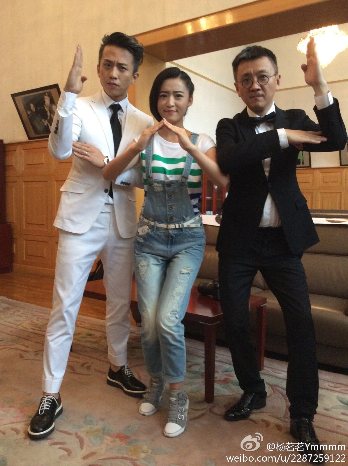 杨茗茗双腿伸直坐于地毯，姿态放松随意，脸上挂着浅浅微笑，犹如午后闲暇时光的温暖定格。