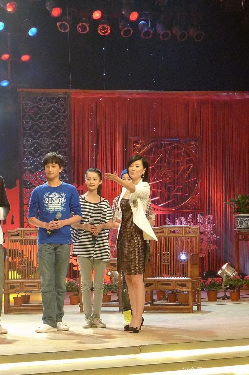 陈蓉面对镜头从容微笑，黑色装扮凸显其沉稳专业的主持人气质