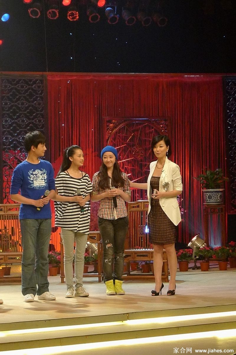 陈蓉倚坐于沙发，姿态放松，展现荧幕下的亲切与自然