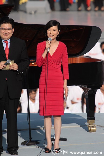 陈蓉目光坚定望向远方，展现出独立女性内心的力量与思考