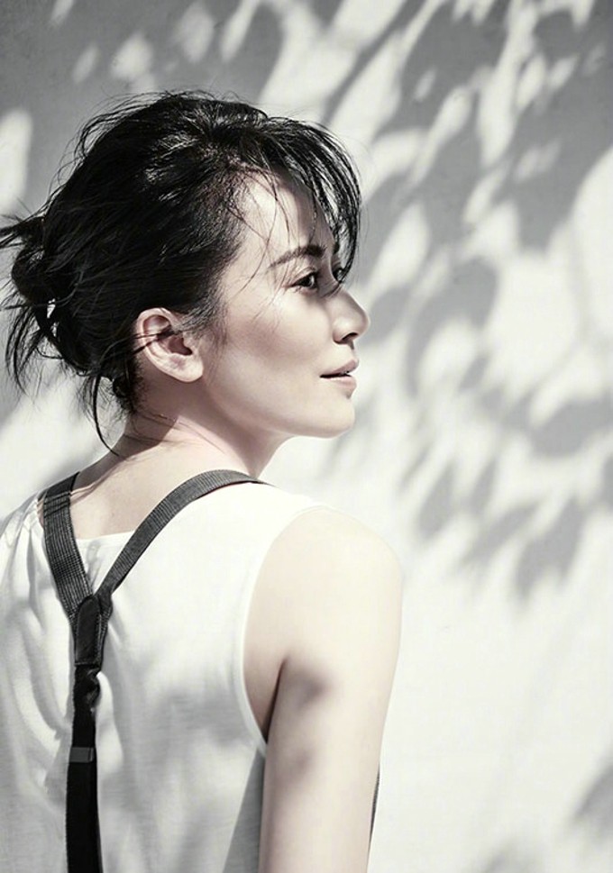 光影交错中俞飞鸿回眸浅笑，柔和光线轻抚面庞，岁月静好气息弥漫