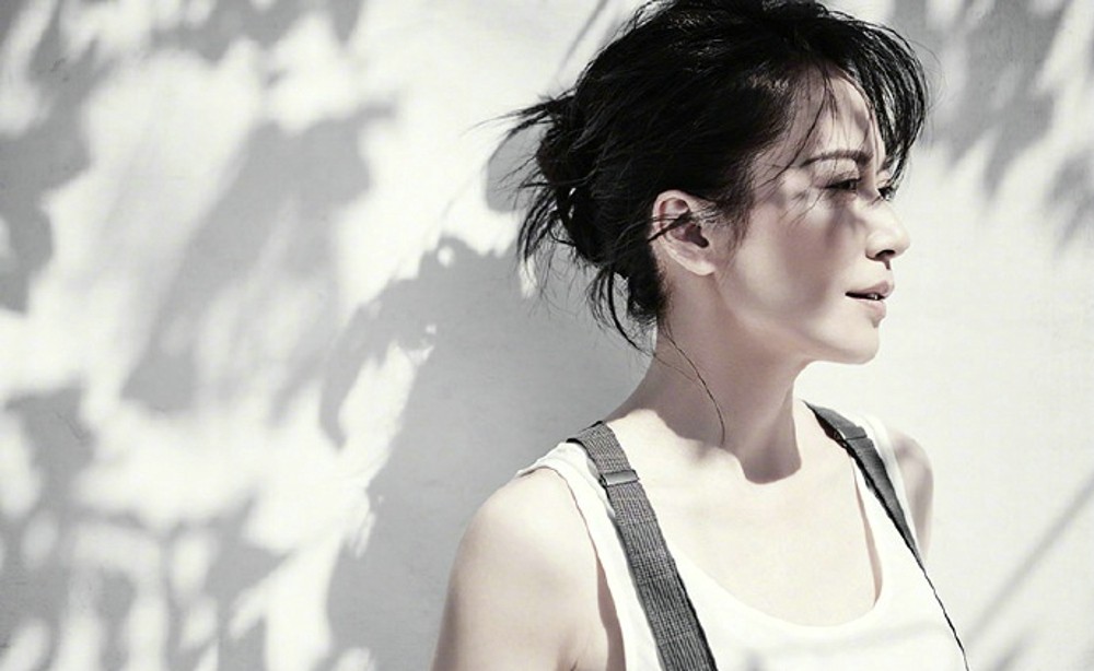 俞飞鸿站立于简约空间，姿态挺拔眼神柔和，尽显从容大气的女神风范