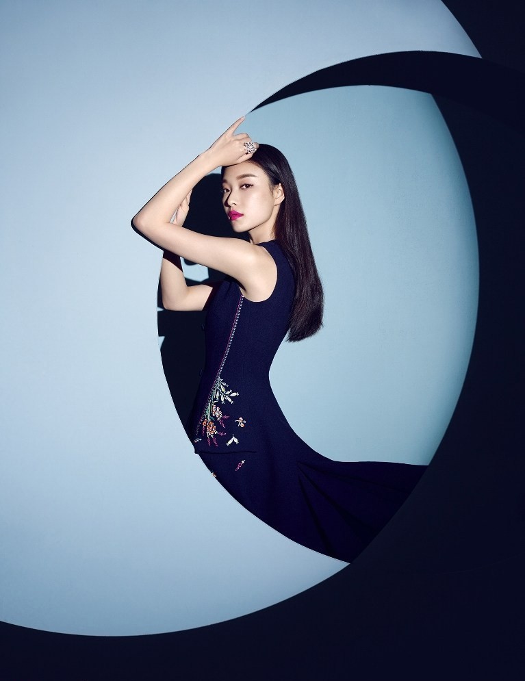 明暗交错中倪妮展现从容姿态与高级时尚表现力