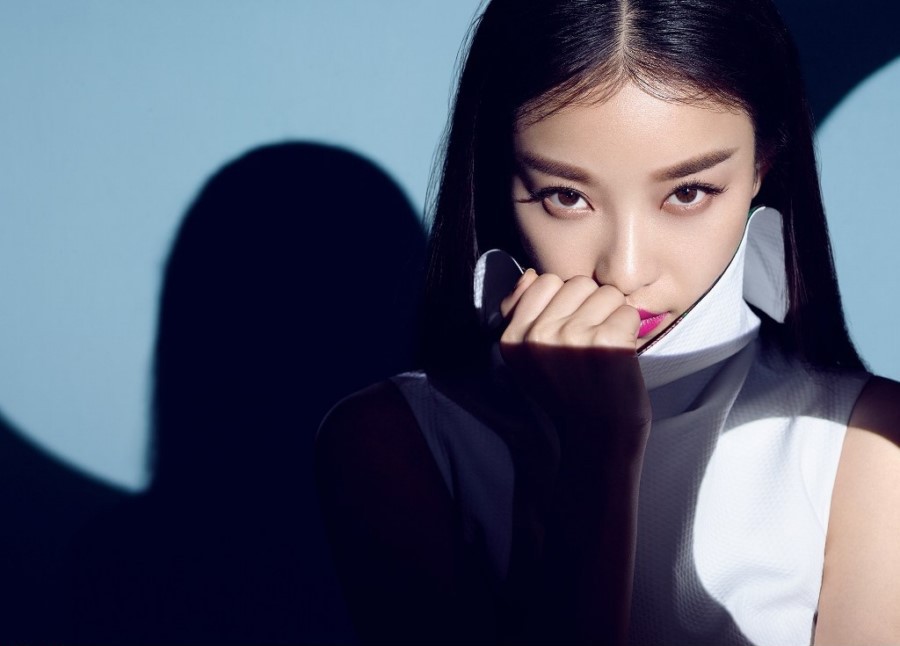 光束穿过营造空间纵深感倪妮轮廓如未来雕塑