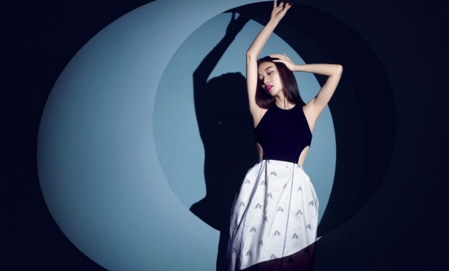 几何光斑映照下倪妮凝视镜头散发沉静力量