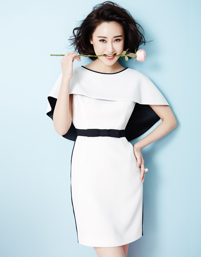 林鹏身穿银色亮面长裙，颈戴金属项圈，于简约背景中定格冷艳而充满未来感的时尚瞬间