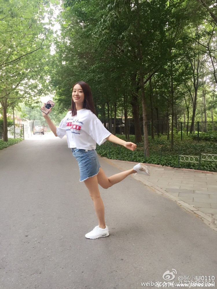 张小斐身着西装套装短发利落，展现干练飒爽的都市精英风范