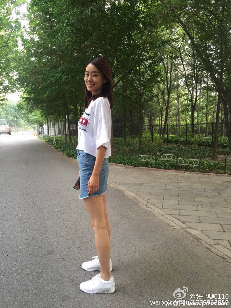 暖阳下张小斐身着针织衫长裙回眸浅笑，秋日静谧与温柔气息扑面而来