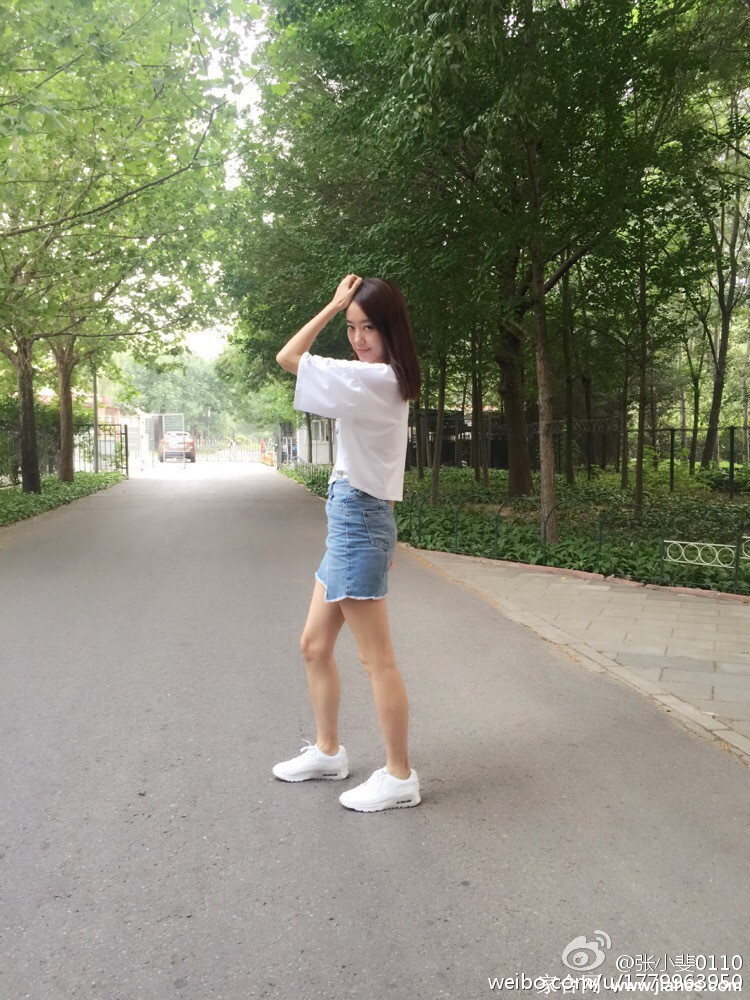 张小斐倚靠编织椅姿态放松，演绎室内空间中的静谧与时光流淌的温柔