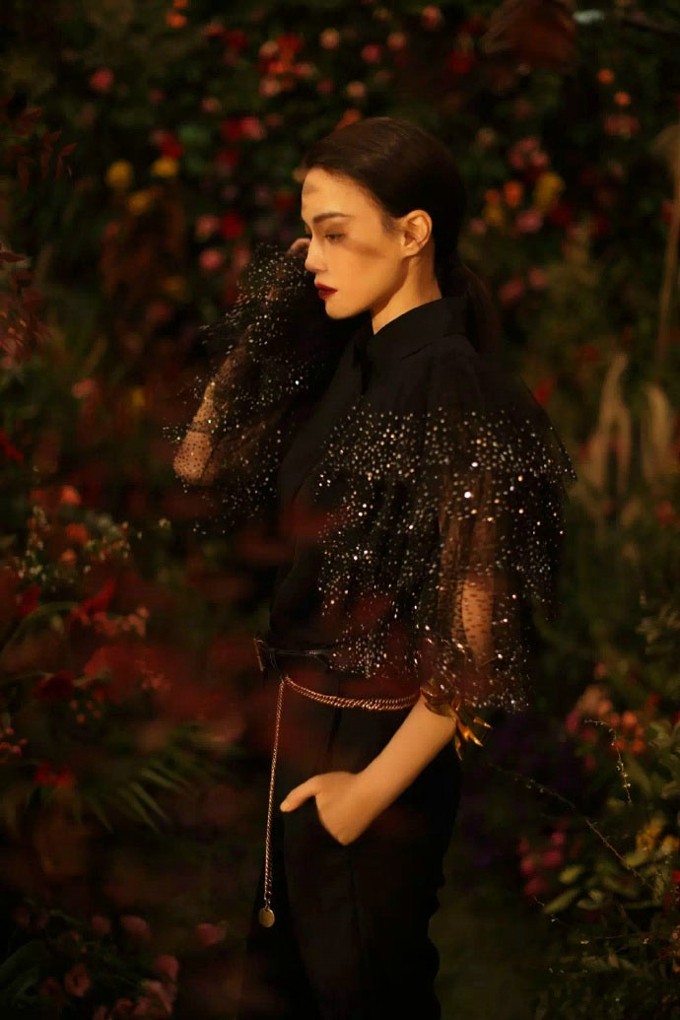 舒淇身着简约服饰立于船边，海风拂起她的长发与衣角，背景是波光粼粼的广阔海面，画面清新而充满动感。