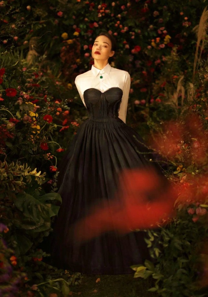 舒淇闭目感受海风，表情宁静而享受，光线从侧面洒下，在脸庞投下柔和阴影，营造出静谧而治愈的唯美氛围。