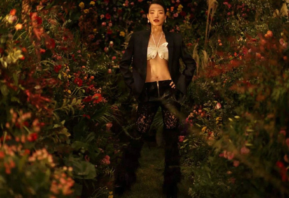 舒淇展露灿烂笑容，仿佛在与镜头外的朋友互动，整个画面充满鲜活的生命力与欢乐情绪，极具感染力。