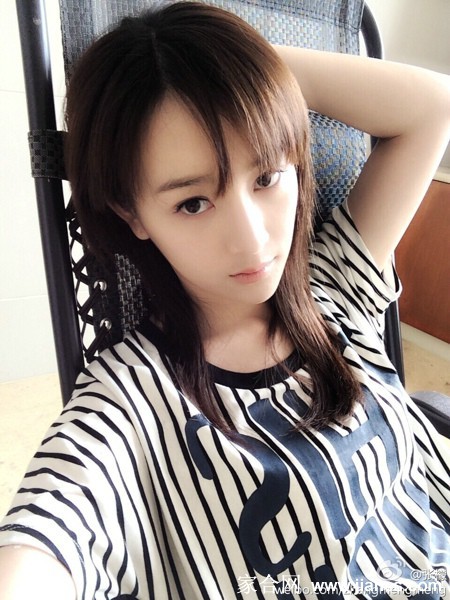 张檬侧身回眸浅笑，眼眸中映照着温柔光晕与过往故事