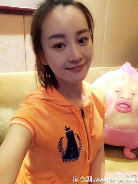 近距离特写下，张檬睫毛纤长目光清澈，肌肤质感细腻真实