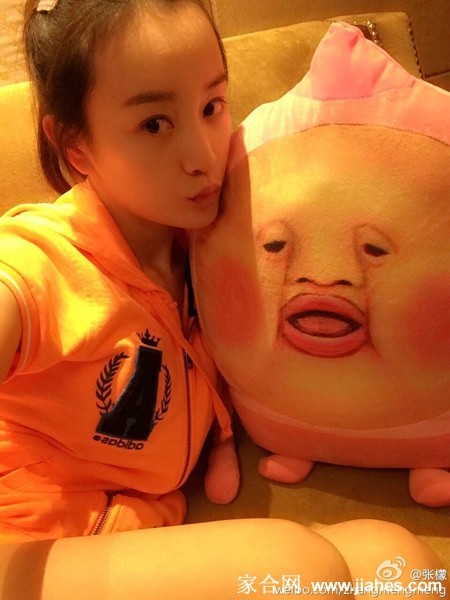 张檬手持复古道具俏皮互动，瞬间流露活泼灵动的少女气质