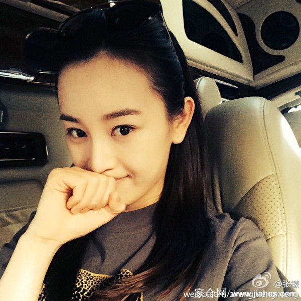 张檬身着简约服饰倚靠角落，自然状态下的恬静美感悄然绽放