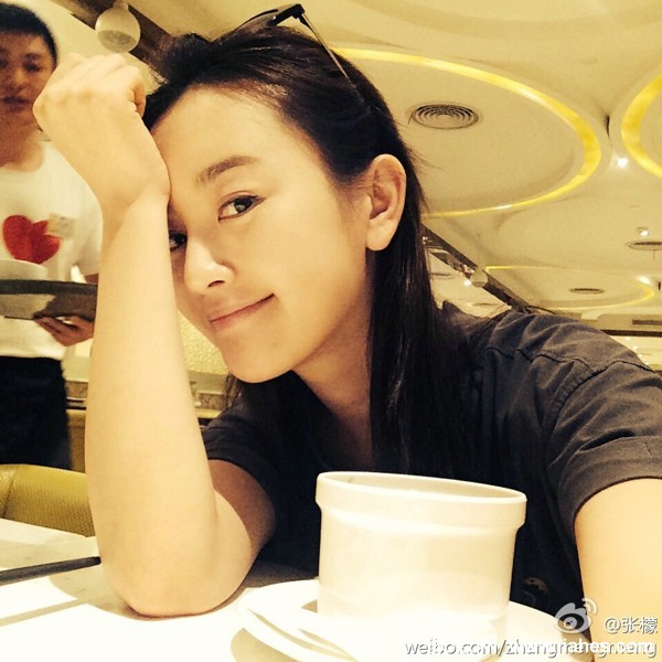 逆光之中张檬身影朦胧，柔和光斑营造出静谧而美好的氛围感