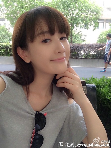 张檬托腮凝望窗外，光影勾勒出宁静而若有所思的面部轮廓