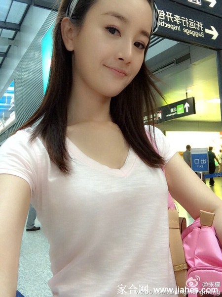 暖色调灯光下，张檬展现慵懒居家一刻，发丝柔和神情放松