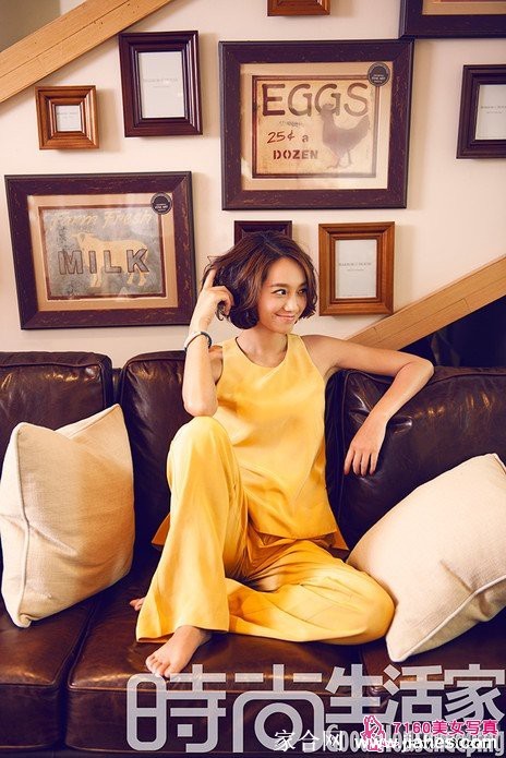 朱丹身着简约黑色上衣，深邃目光凝视镜头，展现知性沉稳的静谧魅力