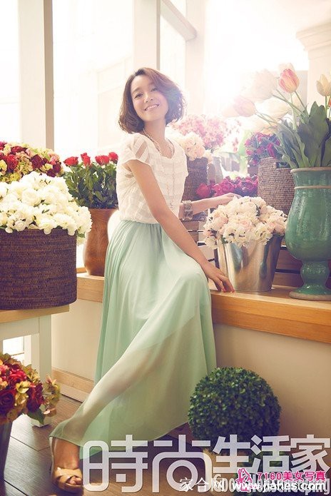 朱丹倚靠窗边自然轻笑，柔和光线洒落肩头，散发出温暖而治愈的迷人气息