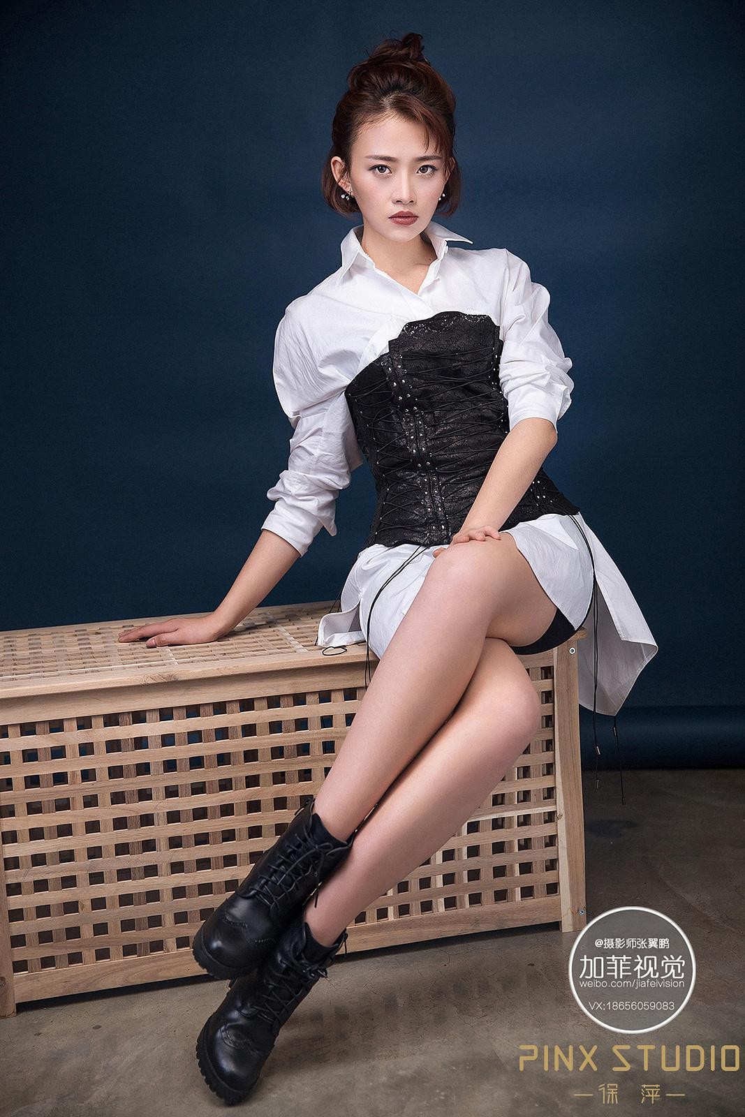 史百惠一袭白色修身短裙立于镜头前，身姿挺拔，展露优雅清新的气质与自信笑容